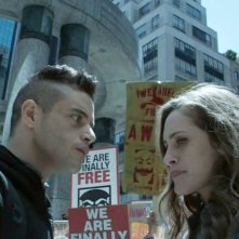 Mr. Robot: Rami Malek e Carly Chaikin in una scena dell'episodio eps3.4_runtime-err0r.r00