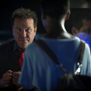 Black Mirror: Douglas Hodge in una scena dell'episodio Black Museum