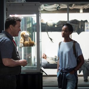 Black Mirror: Douglas Hodge e Letitia Wright in una scena dell'episodio Black Museum