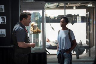 Black Mirror: Douglas Hodge e Letitia Wright in una scena dell'episodio Black Museum