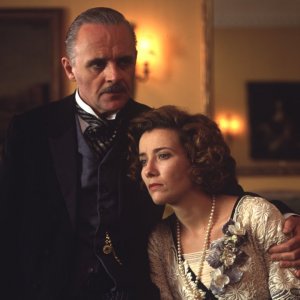 Casa Howard: Anthony Hopkins ed Emma Thompson in una scena del film