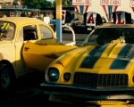 Bumblebee - The Movie: Hailee Steinfeld posa a fianco del suo maggiolino giallo