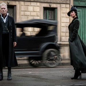 Animali Fantastici: I crimini di Grindelwald, Johnny Depp e Poppy Corby-Tuech in una foto del film