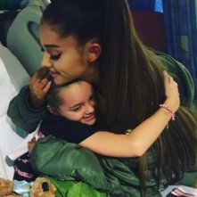 Ariana Grande abbraccia una delle piccole sopravvissute all'attentato al Manchester Arena, 2017