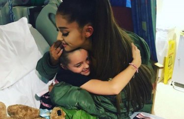 Ariana Grande abbraccia una delle piccole sopravvissute all'attentato al Manchester Arena, 2017