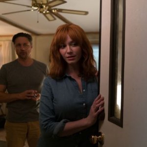 The Strangers: Prey at Night, Christina Hendricks e Martin Henderson in una scena