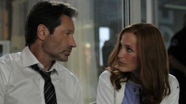 X-Files: David Duchovny e Gillian Anderson in una scena della premiere della undicesima stagione