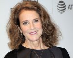 Patriot: Debra Winger nella stagione 2 della serie Amazon
