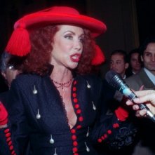 Marina Ripa di Meana in abito rosso e nero