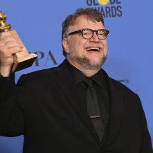 Guillermo del Toro con il Golden Globe vinto per La forma dell'acqua - The Shape of Water