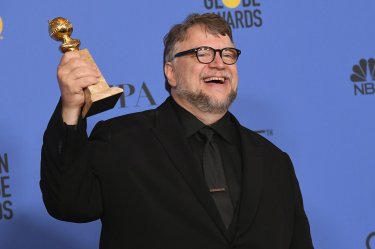 Guillermo del Toro con il Golden Globe vinto per La forma dell'acqua - The Shape of Water