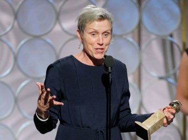 Frances McDormand con il Golden Globe vinto per Tre manifesti a Ebbing, Missouri