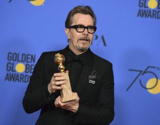 Gary Oldman con il Golden Globe vinto per L'ora più buia