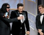 Golden Globes 2018: James Franco invita Tommy Wiseau sul palco, ma gli porta via il microfono!