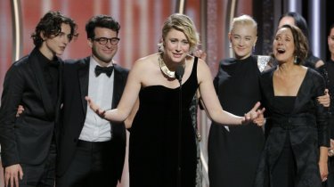 Greta Gerwig insieme a Timothée Chalamet, Saoirse Ronan e Laurie Metcalf sul palco dopo la vittoria del Golden Globe di Lady Bird