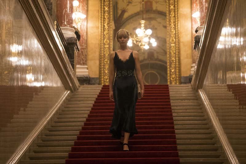 Red Sparrow: Jennifer Lawrence in abito da sera