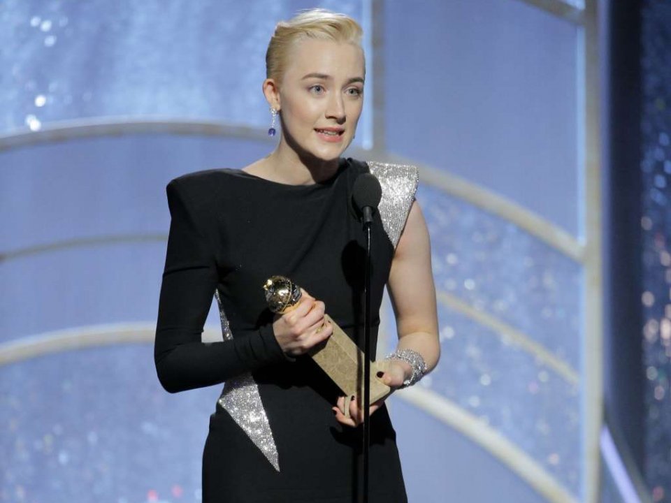 Saoirse Ronan con il Golden Globe vinto per Lady Bird
