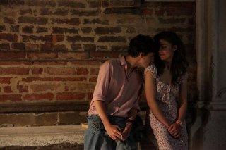 Chiamami col tuo nome: Esther Garrel e Timothée Chalamet in una scena del film