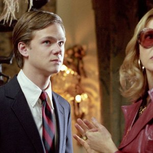 Correndo con le forbici in mano: Joseph Cross e Annette Bening in una scena del film