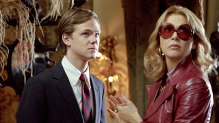 Correndo con le forbici in mano: Joseph Cross e Annette Bening in una scena del film