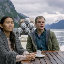 Downsizing - Vivere alla grande: Matt Damon e Hong Chau in una scena del film