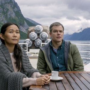 Downsizing - Vivere alla grande: Matt Damon e Hong Chau in una scena del film
