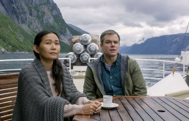 Downsizing - Vivere alla grande: Matt Damon e Hong Chau in una scena del film