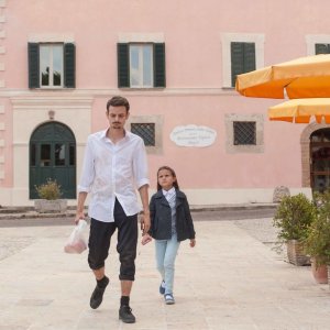 Il vegetale: Fabio Rovazzi e Rosy Franzese in una scena del film