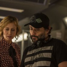 L'uomo sul treno - The Commuter: il regista Jaume Collet-Serra e Vera Farmiga sul set del film