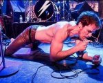 Michael Shannon a torso nudo imita Iggy Pop sul palco