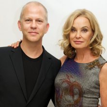 Ryan Murphy e Jessica Lange in un'immagine promozionale