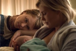 Tully: Mackenzie Davis e Charlize Theron in una scena intima