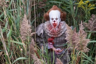 IT: Bill Skarsgard in una sanguinosa foto scattata sul set