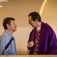 La linea verticale: Giorgio Tirabassi e Paolo Calabresi in una scena