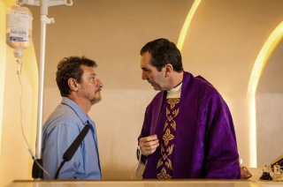 La linea verticale: Giorgio Tirabassi e Paolo Calabresi in una scena
