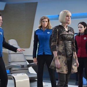 The Orville: Seth MacFarlane, Adrianne Palicki e Halston Sage in una scena della prima stagione