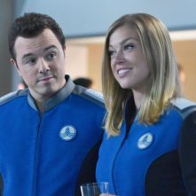 The Orville: Seth MacFarlane insieme ad Adrianne Palicki in una scena della prima stagione