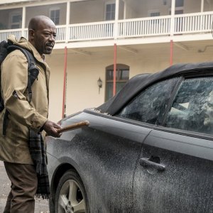Fear the Walking Dead: Lennie James in una foto del crossover