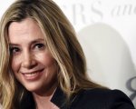 Mira Sorvino scrive una lettera a Dylan Farrow: 'Ti credo. Non lavorerò più con Woody Allen'