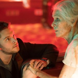 Philip K. Dick's Electric Dreams: Geraldine Chaplin e Jack Reynor in una scena dell'episodio Impossible Planet