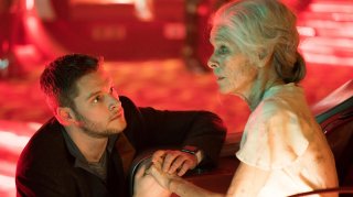 Philip K. Dick's Electric Dreams: Geraldine Chaplin e Jack Reynor in una scena dell'episodio Impossible Planet