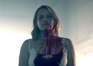 The Handmaid's Tale: Elisabeth Moss in una foto della seconda stagione
