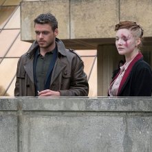 Philip K. Dick's Electric Dreams: Holliday Grainger e Richard Madden in una scena dell'episodio The Hood Maker