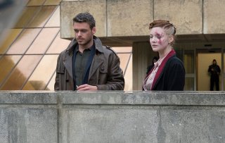Philip K. Dick's Electric Dreams: Holliday Grainger e Richard Madden in una scena dell'episodio The Hood Maker