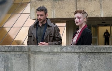 Philip K. Dick's Electric Dreams: Holliday Grainger e Richard Madden in una scena dell'episodio The Hood Maker