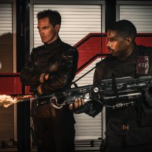 Fahrenheit 451: Michael B. Jordan e Michael Shannon in una scena