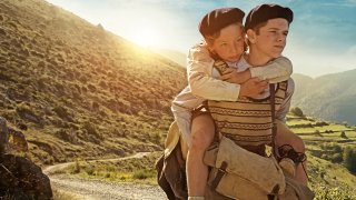 Un sacchetto di biglie: una scena con i due giovani protagonisti