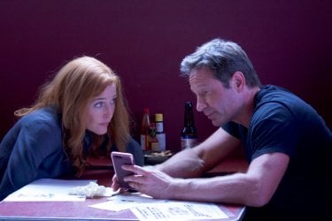 X-Files: Gillian Anderson e David Duchovny nell'episodio 'This'