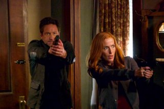 X-Files: David Duchovny e Gillian Anderson in una scena dell'episodio "This"
