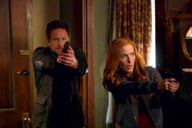 X-Files: David Duchovny e Gillian Anderson in una scena dell'episodio 'This'